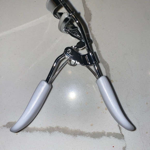 Curling and combing eyelash curler - Picture 3 of 7